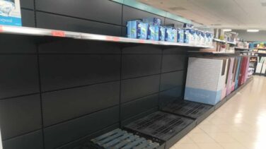 Las primeras medidas drásticas contra el coronavirus provocan el pánico en los supermercados