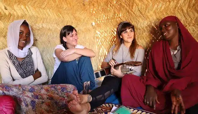 Rozalén y Entreculturas visitan Chad para erradicar la mutilación genital femenina