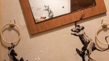 Banksy, confinado, pinta su nueva obra en su baño