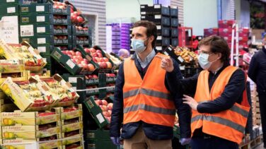 Casado pide en Mercamadrid que los trabajadores de sectores esenciales cobren el salario bruto