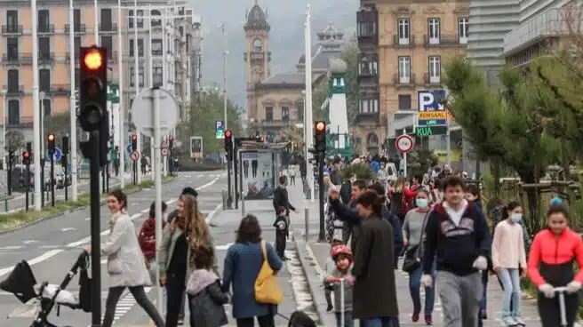 Euskadi supera ya la ola de Navidad al disparar los casos y entrar en 'zona roja'