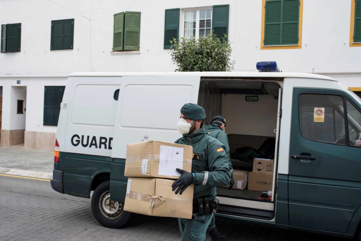 Llega a España un cargamento con 25.200 test rápidos para guardias civiles y policías