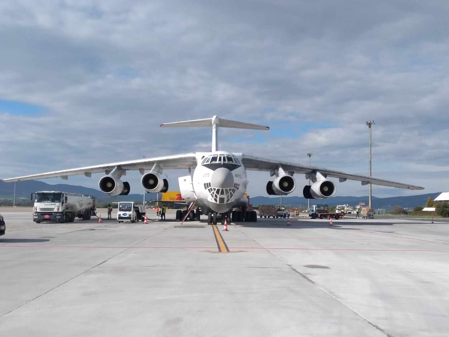 Un vuelo de carga con material sanitario en el aeropuerto de Vitoria.