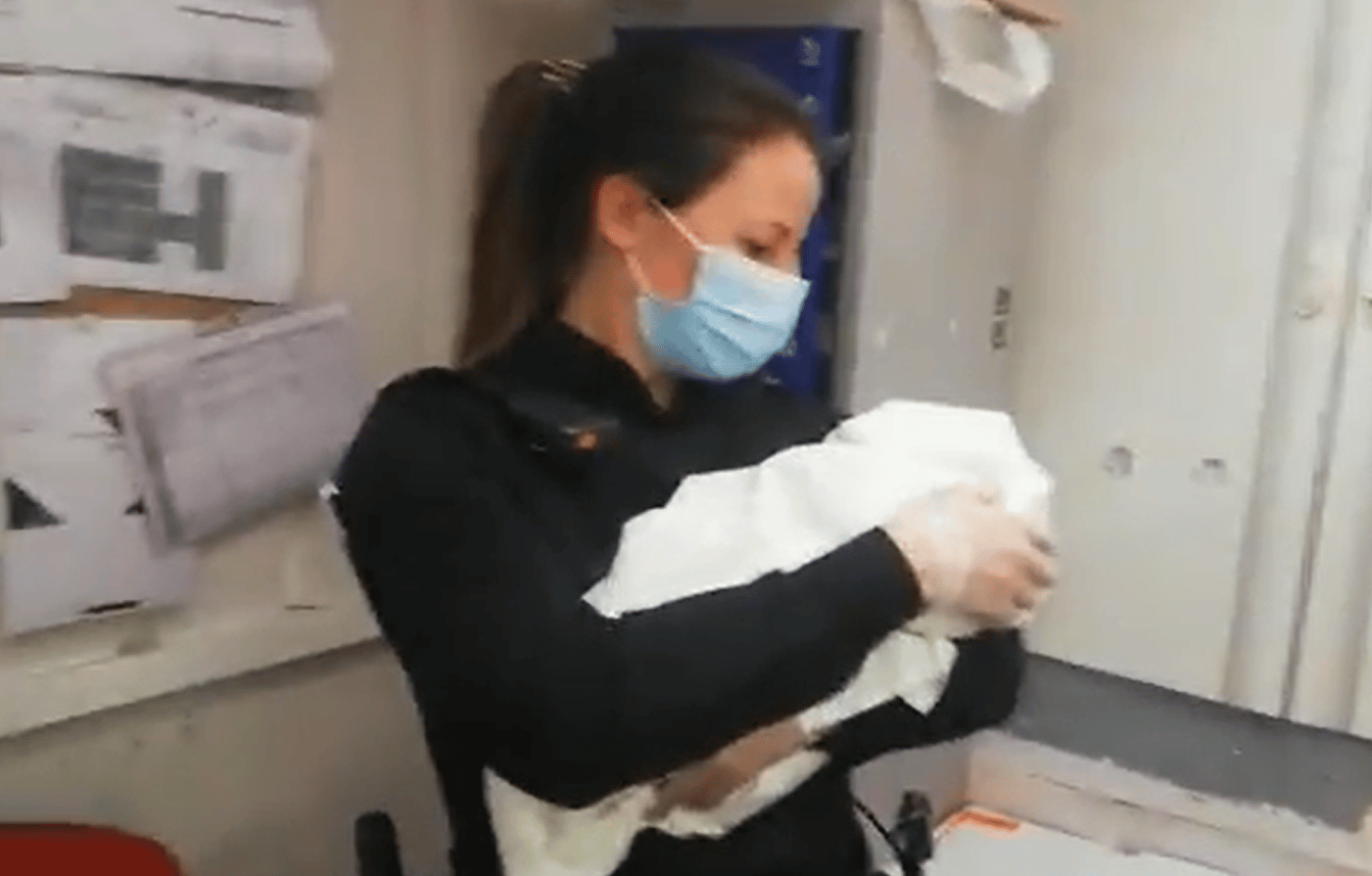 Hallan un bebé recién nacido abandonado dentro de un carrito en un súper de Ávila