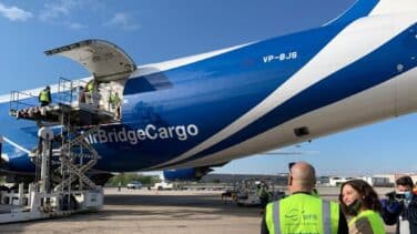 Ayuso se une a la reunión con Sánchez tras recibir en Barajas un avión con material sanitario