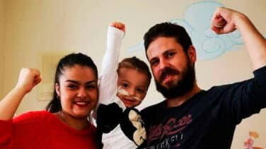 Un niño de 3 años recibe el alta en hospital de La Paz tras seis trasplantes