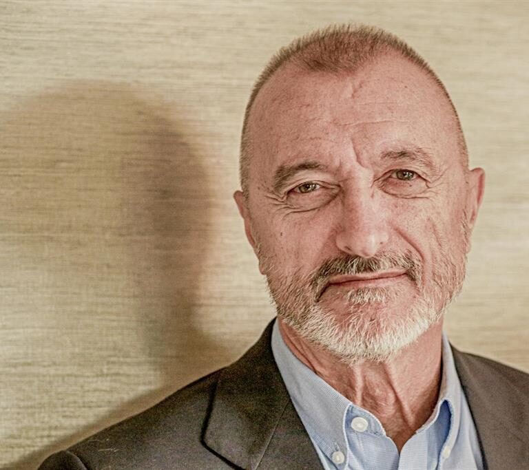 La novela 'Línea de fuego' de Pérez-Reverte viajará a la pequeña pantalla