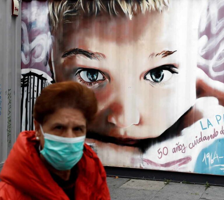 Emergencias Madrid explica en un vídeo cómo debe colocarse la mascarilla