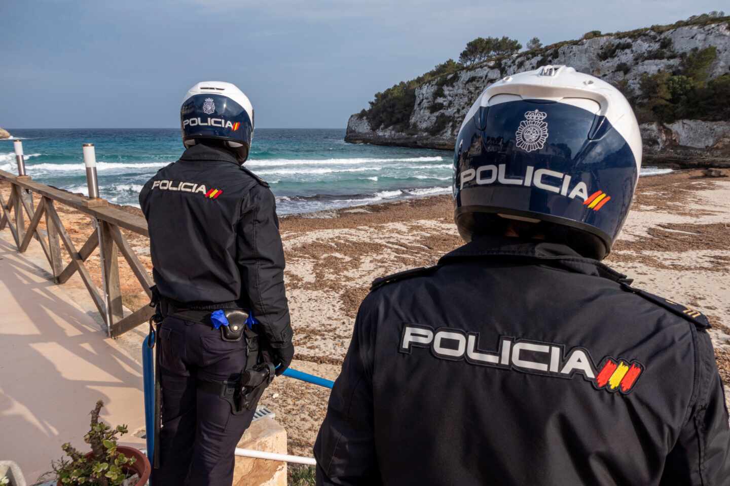 Policías vigilan que se cumple el confinamiento en playas de Mallorca.