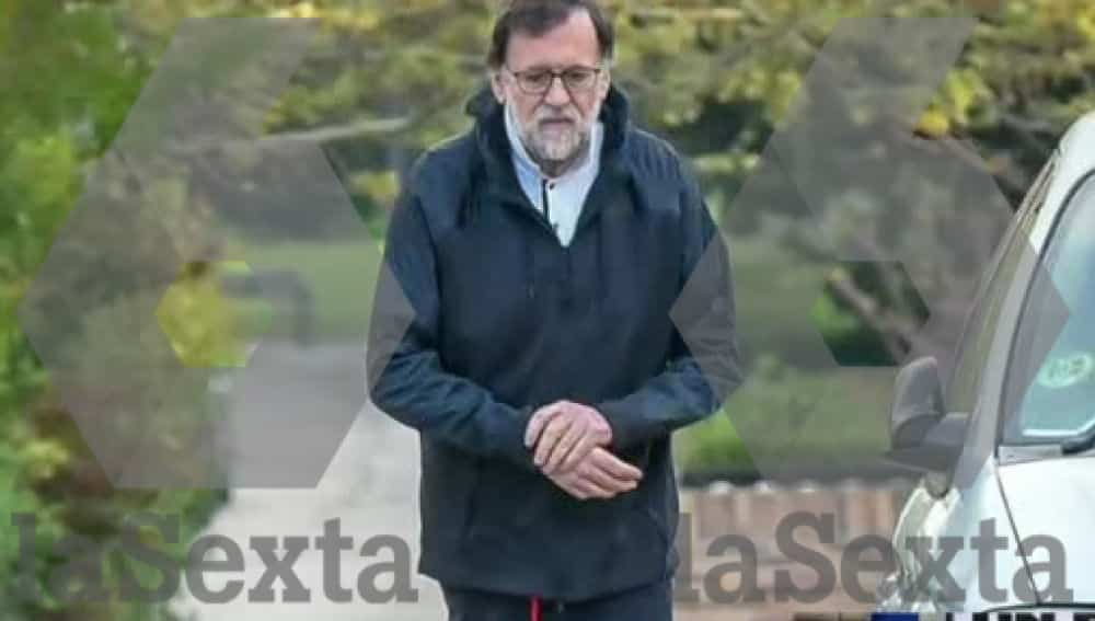 El ex presidente del Gobierno Mariano Rajoy, paseando en las inmediaciones de su domicilio de Madrid.