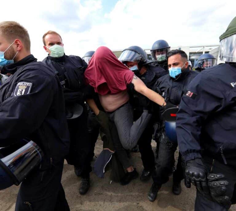 Miles de personas vuelven a salir a las calles de Alemania para protestar contra las restricciones