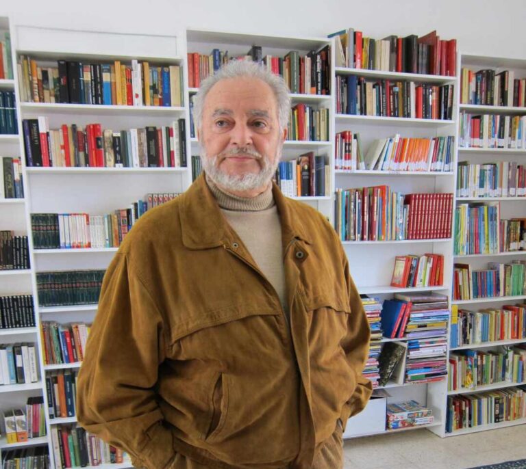 Julio Anguita sigue ingresado en la UCI "estable dentro de la gravedad"