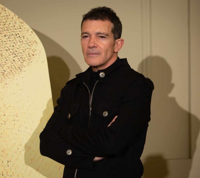 Antonio Banderas critica el acoso de los 'paparazzi' en su primera salida: "Seguiré confinado"