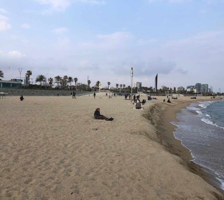 Barcelona prohibirá fumar en todas sus playas a partir de julio