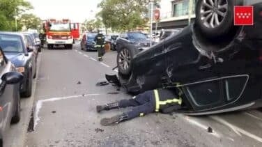 Un turismo conducido por un octogenario arrolla a una mujer y acaba volcando en Pozuelo