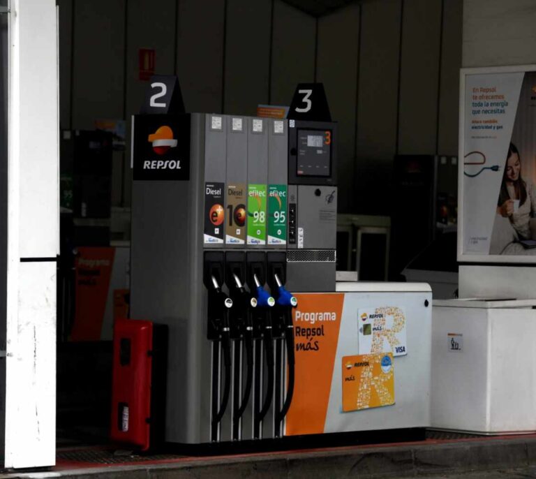 Ómicron hunde un 14% al petróleo y arroja más incertidumbre a los precios de los carburantes