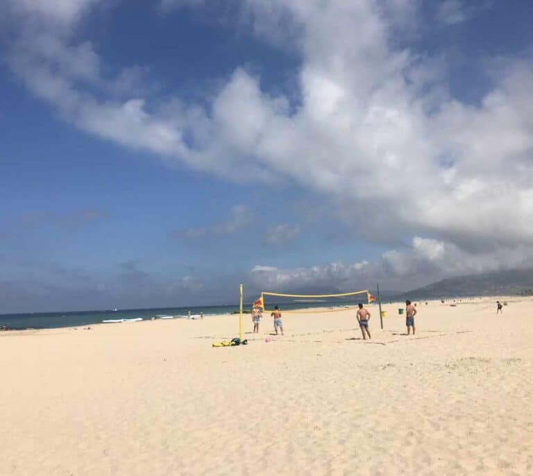 Playas en Andalucía: mitad de aforo, mucha policía local y nada de jugar a las paletas