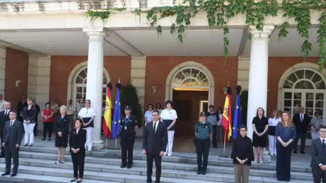 España guarda un minuto de silencio por las víctimas mortales del Covid-19