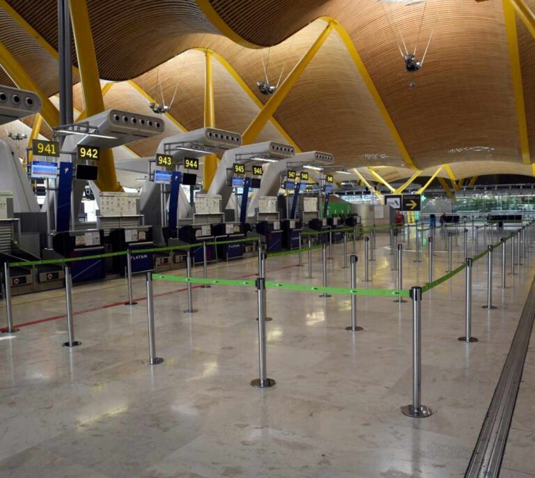 España cierra la mitad de sus aeropuertos y ya sólo se abren si lo solicita una aerolínea