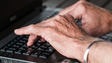 La banca desarrolla sus servicios digitales para facilitar el acceso a los mayores