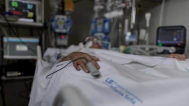 Hombres, 69 años, hipertensión: así son los hospitalizados por COVID-19 en España
