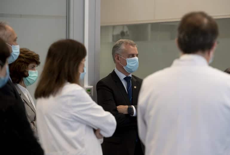 Sanitarios reciben al grito de "¡fuera, fuera!" a Urkullu durante su visita al Hospital de Cruces