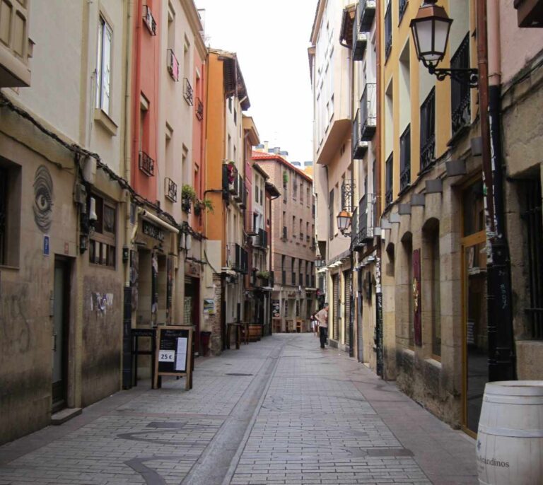 La famosa calle Laurel de Logroño reabre tres meses después como zona gastronómica segura