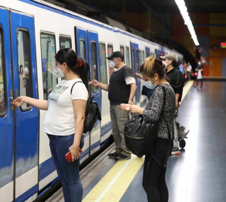 Sanidad pública de Madrid pide a los jóvenes que se pongan siempre la mascarilla