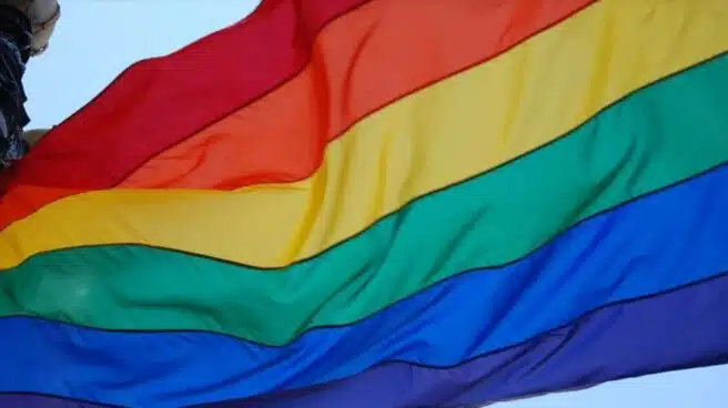 Una juez ordena retirar la bandera LGTBI de la fachada del Ayuntamiento de Cádiz