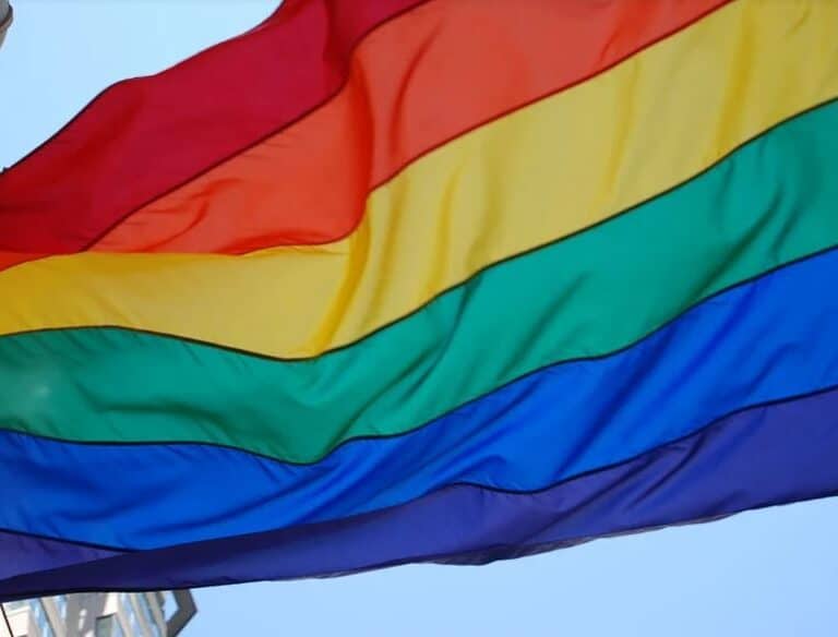 Una juez ordena retirar la bandera LGTBI de la fachada del Ayuntamiento de Cádiz