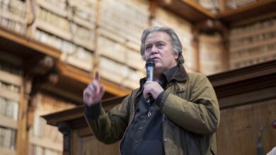 Steve Bannon sale de la cárcel: "Nos vamos a asegurar de que esta vez no nos roban las elecciones"