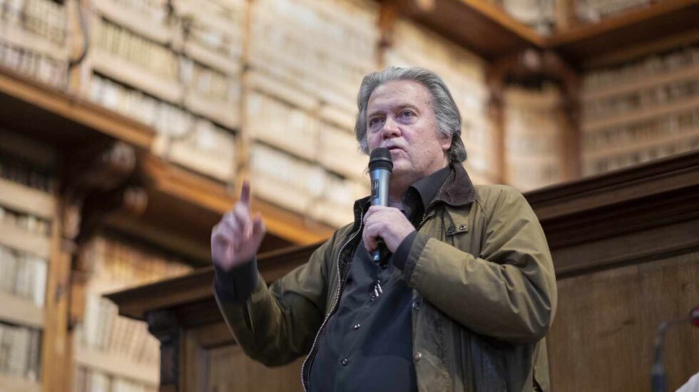 Steve Bannon sale de la cárcel: "Nos vamos a asegurar de que esta vez no nos roban las elecciones"