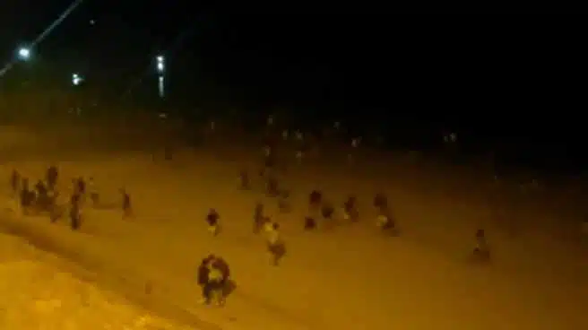 Desalojan a 1.000 jóvenes de una playa de Cádiz por un macrobotellón en la noche de San Juan