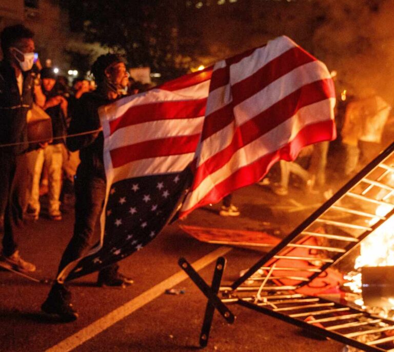 Trump se refugió en el búnker de la Casa Blanca rodeada de manifestantes