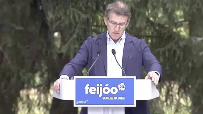 "Galicia, Galicia, Galicia": Feijóo vuelve a ocultar las siglas del PP de cara al 12-J