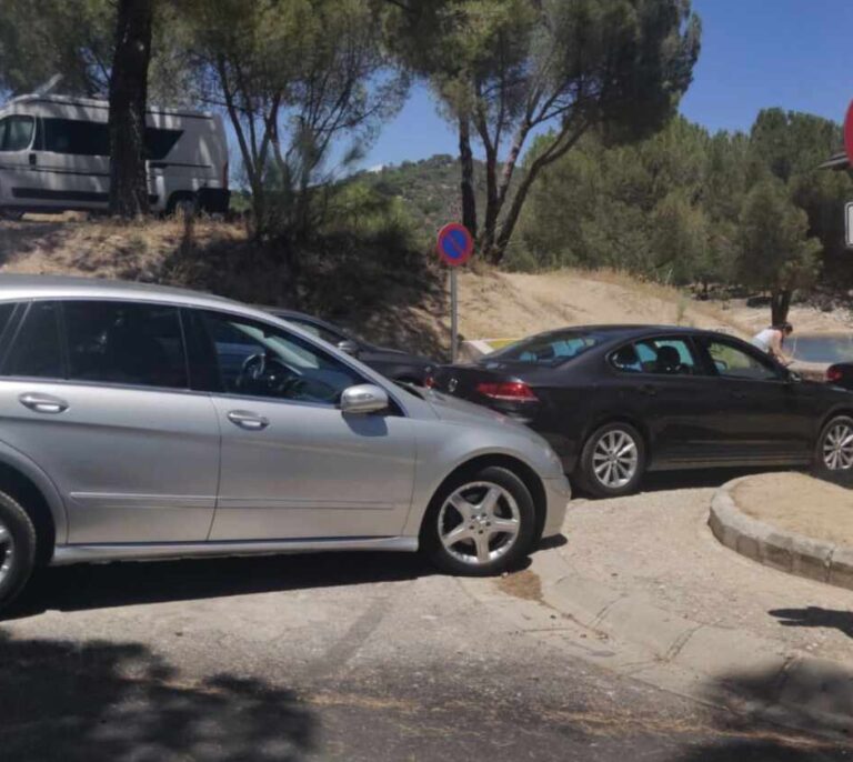 Atascos, controles y aparcamientos llenos: así están los accesos a la Sierra de Madrid