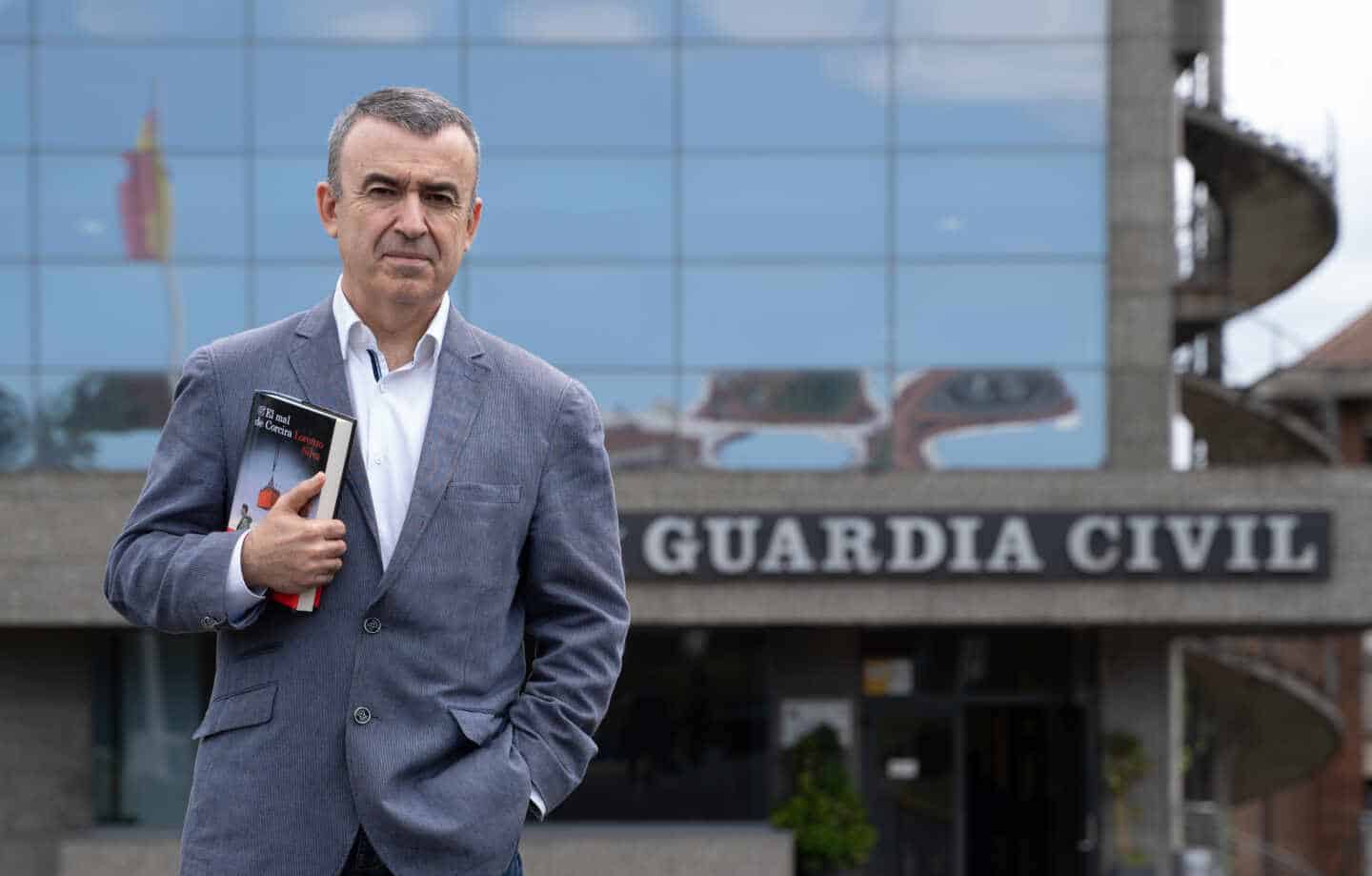 Lorenzo Silva, junto al acceso a uno de los edificios del cuartel de Intxaurrondo en San Sebastián, presenta su nueva novela, 'El mal de Corcira'.