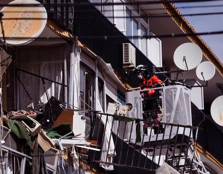 Una deflagración de gas en Torre del Mar (Málaga) deja una fallecida y dos heridos