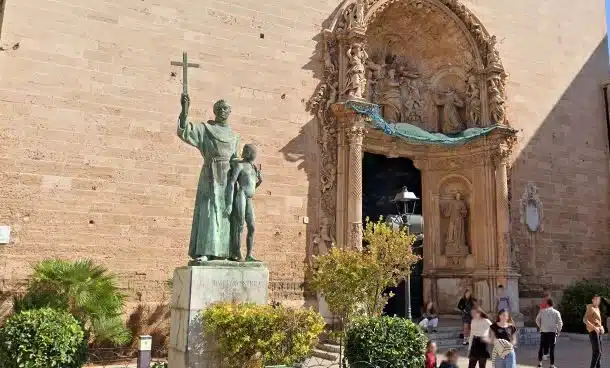 Atacan la estatua de Fray Junípero Serra en Mallorca tras ser señalada por Podemos