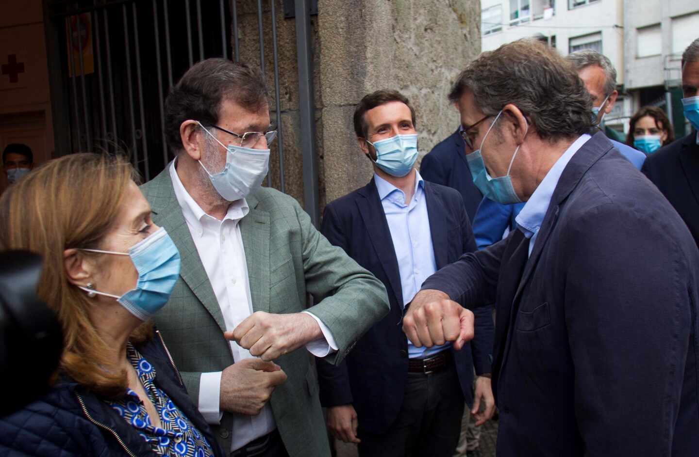 Mariano Rajoy y Alberto Núñez-Feijóo se saludan frente a Pablo Casado, este sábado en Pontevedra.