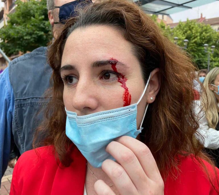 Una diputada de Vox recibe una pedrada en la cara en el mitin de Abascal en Sestao