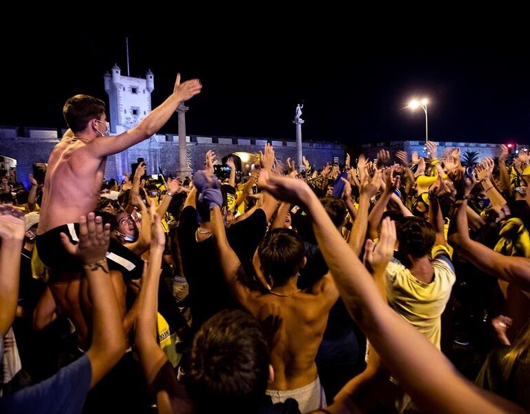 Ni camisetas ni mascarillas: Cádiz celebra el regreso a Primera División