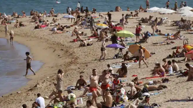 Barcelona cierra cinco playas ante la afluencia masiva de bañistas pese a las nuevas restricciones
