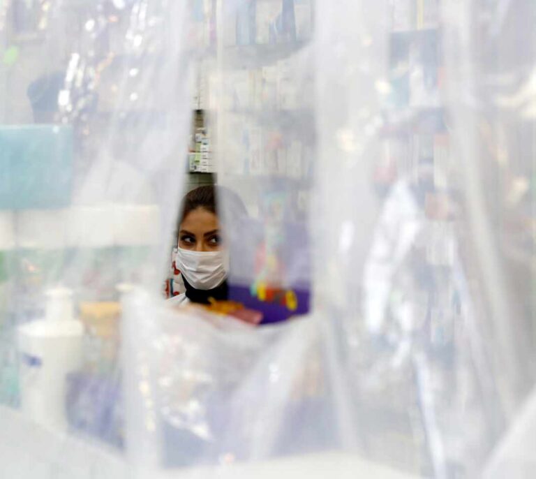 La pandemia bate récord diario con 279.700 casos y supera ya los 15 millones de contagiados