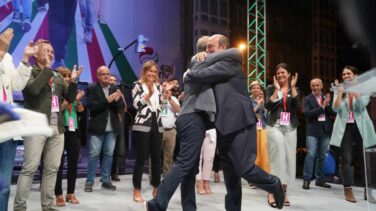 Besos, abrazos y sin distancia social: así fueron las celebraciones del PP y PNV