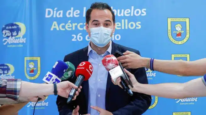 Aguado critica que el triple control sanitario de Barajas es un "chiste"