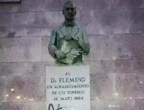 Pintan "asesino" en la estatua que hay en Madrid de Fleming, inventor de la penicilina