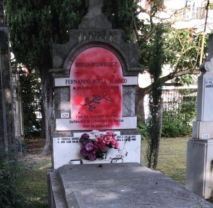 Atacan con pintura roja la tumba de Fernando Buesa, dirigente socialista asesinado por ETA