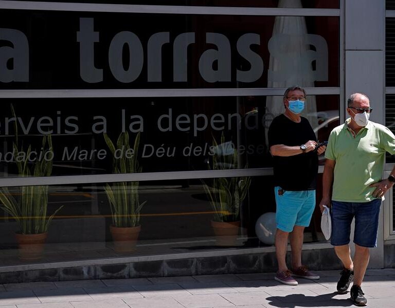 La Generalitat pide a los residentes de tres barrios de Hospitalet que se queden en casa lo máximo posible