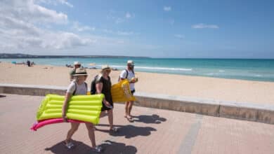 Canarias, Valencia y Baleares se rebelan contra la mascarilla obligatoria en la playa decretada por el Gobierno
